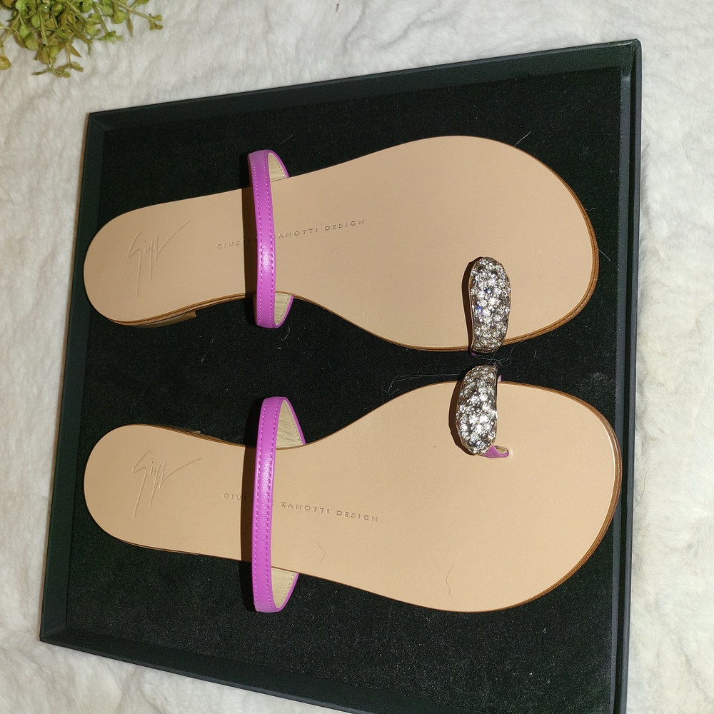 Giuseppe Zanotti Ring crystal-embellished flip-flops Size 7 Never Worn